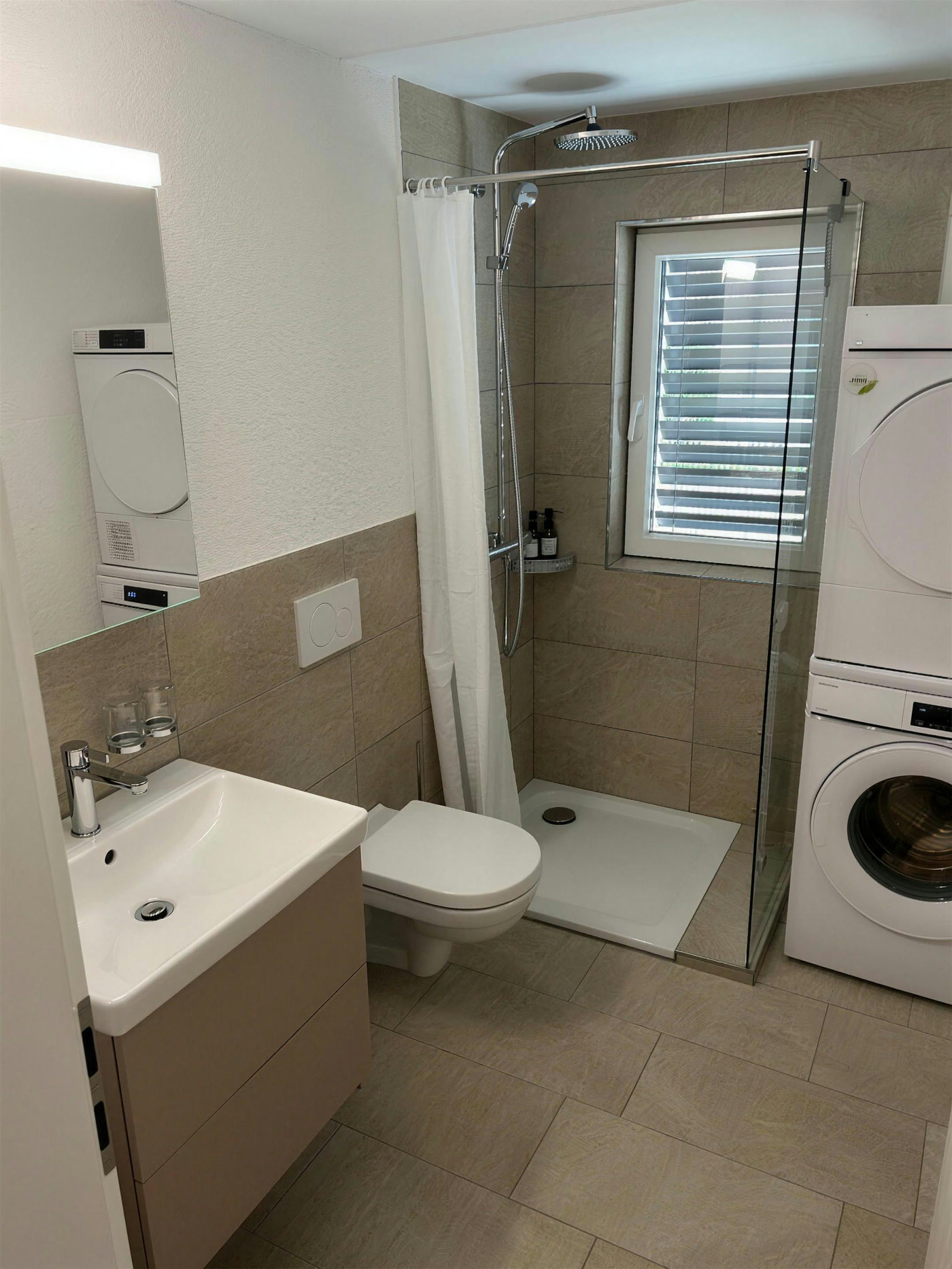 Blitzblankes Badezimmer mit Dusche und Waschturm