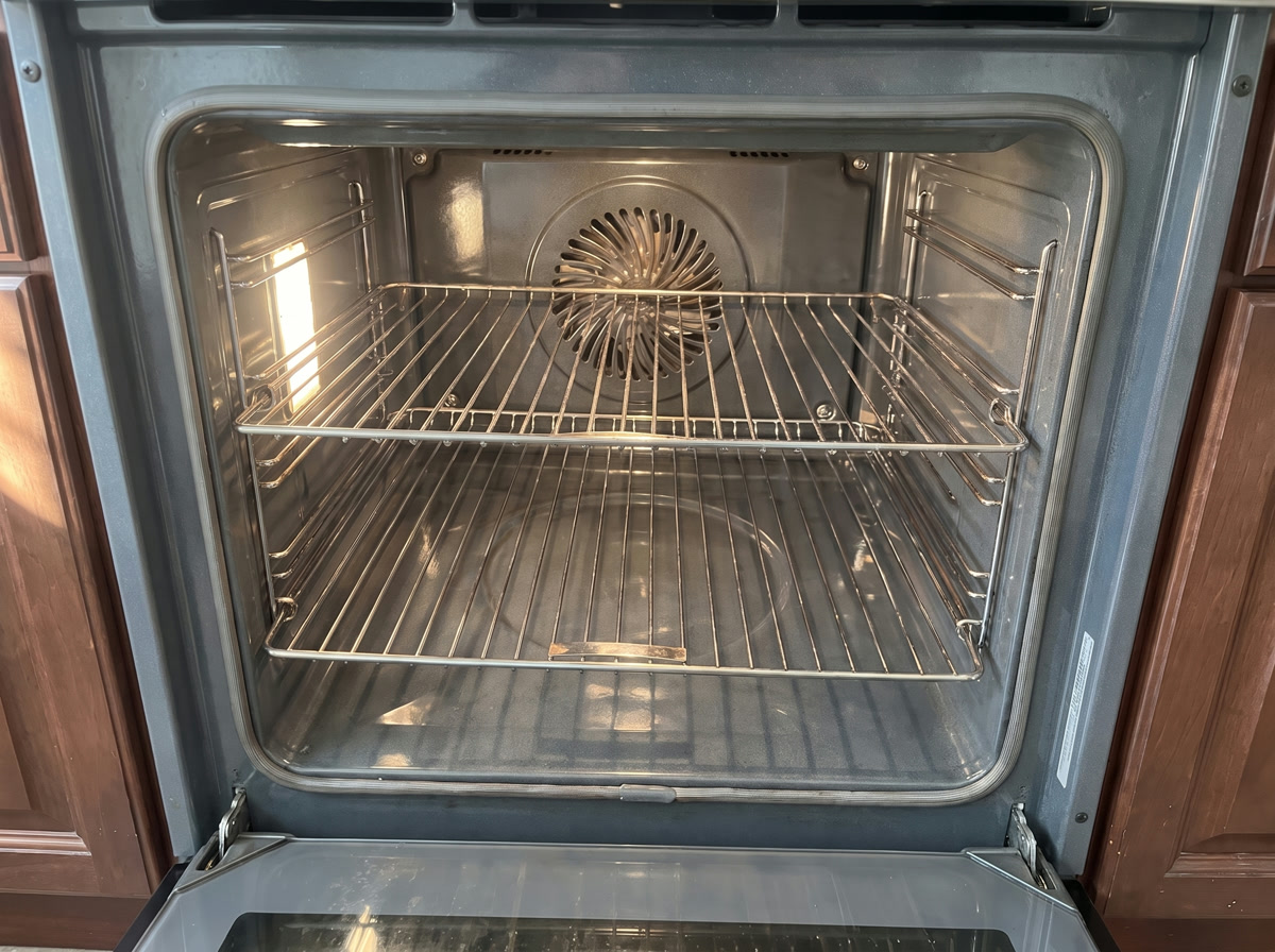 Derselbe Backofen nach der Reinigung, metallisch glänzend