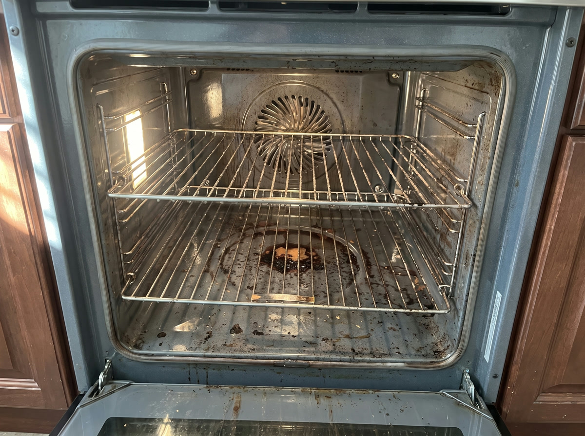 Backofen mit eingebranntem Schmutz vor der Reinigung