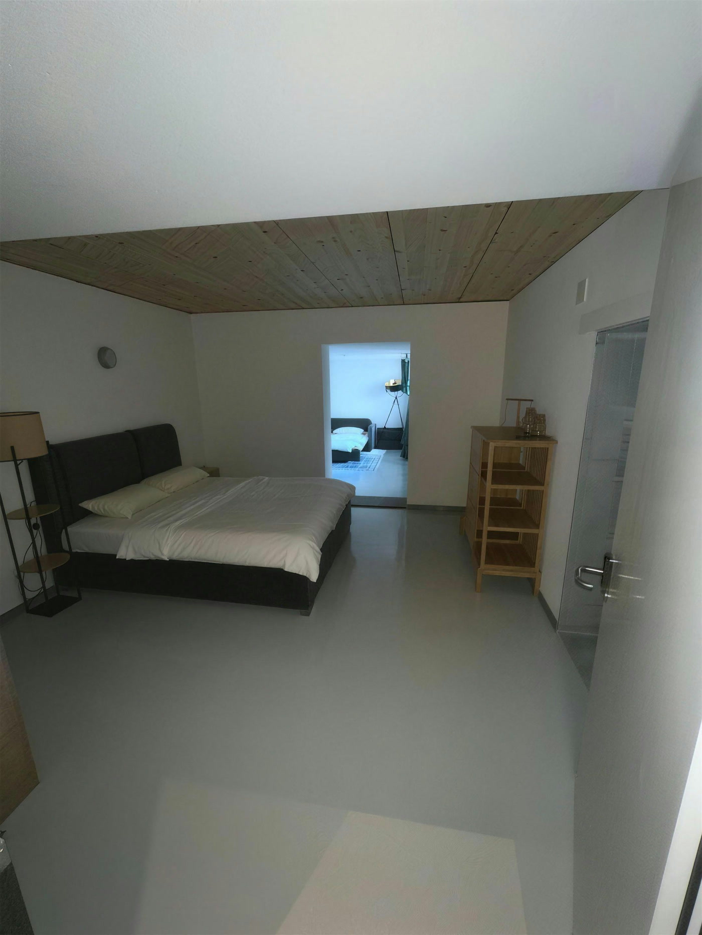 Gereinigtes Schlafzimmer mit Holzdecke
